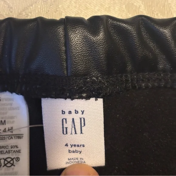 ❤️2/$14 or 3/$21❤️ NWT Baby Gap Black Vegan Leather Leggings, Size 4 - Picture 6 of 9